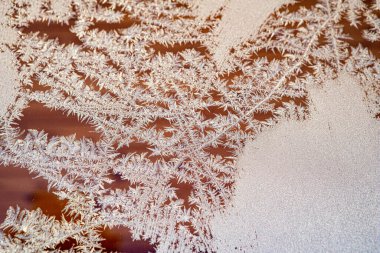 Pencerede soyut soğuk kış deseni var. Arkaplan buz dokusu.