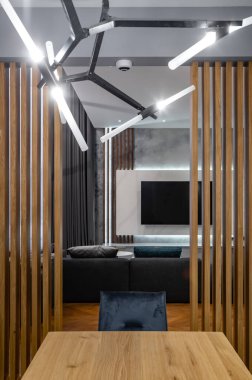 Lüks özel evdeki mutfaktan oturma odasına bakın. Modern iç mekan. Ahşap dizayn.