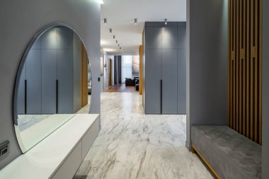 Lüks, geniş, özel evin modern interiro 'su. Gri tonlar. Ahşap dizayn. Giriş salonu. Oturma odası. Mermer döşeme.