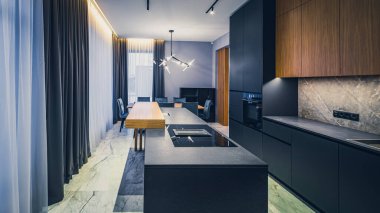 Lüks özel evde mutfağın modern gri ve ahşap iç kısımları..