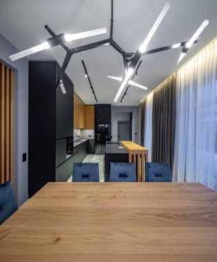 Lüks özel evde mutfağın modern gri ve ahşap iç kısımları..