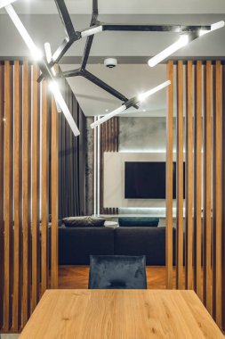 Lüks özel evdeki mutfaktan oturma odasına bakın. Modern iç mekan. Ahşap dizayn.