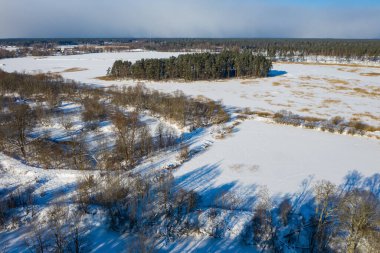 Manzaralı kış manzarası. Üst dron görüntüsü. Orman ve kar. Mavi gölgeler