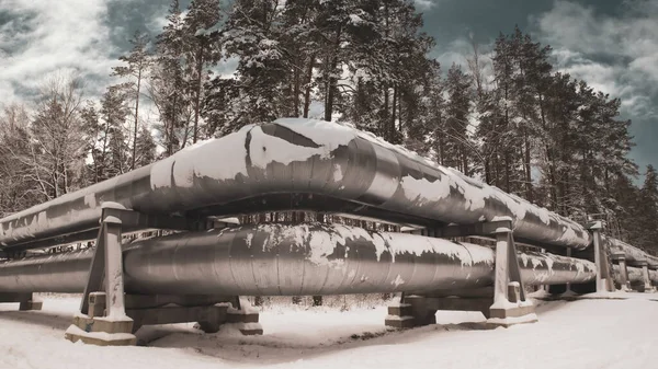 Enormes tuberías industriales de sistema de calefacción central. Nieve en tuberías. — Foto de Stock