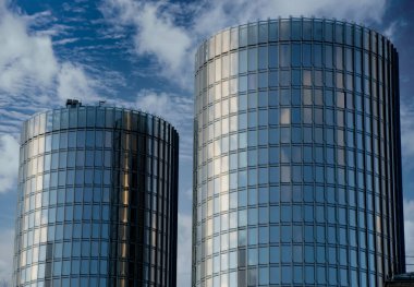 Modern şehir mimarisi. Gökdelenlerin çelik ve cam cephesi.
