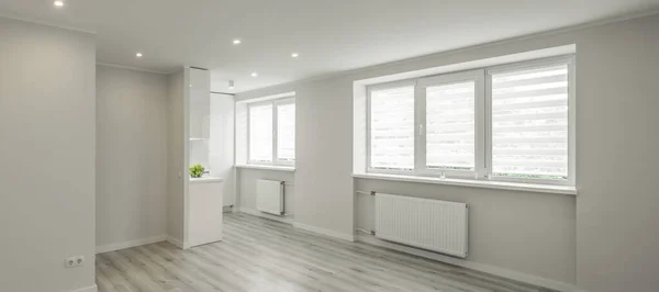 Studio lägenhet efter renovering. Modern ljus inredning i skandinavisk stil. Vitt kök. Parkettgolv. — Stockfoto