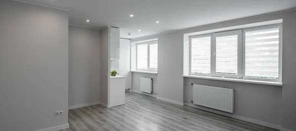 Modern ljus interiör i renoverad studio lägenhet utan möbler i skandinavisk stil. Tomma vardagsrum och vitt kök. — Stockfoto