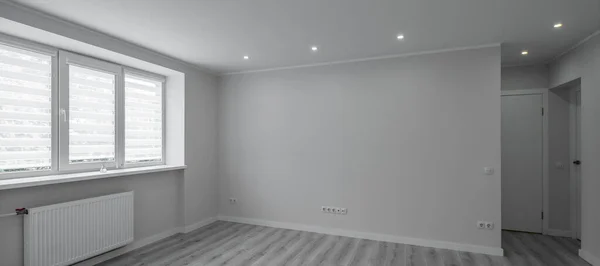 Modern interiör i tomt rum. Lägenhet efter renovering. Parkettgolv. Svart och vitt. — Stockfoto