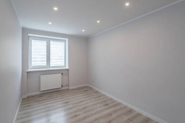 Boş odanın çağdaş iç mekanı. Tadilattan sonra daire. Bej parke zemin.