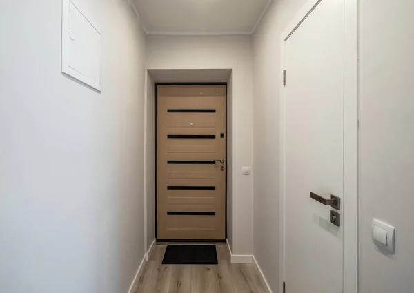 Interior kontemporer dari apartemen modern. Pemandangan depan pintu masuk. Dinding putih. Lantai parket. — Stok Foto