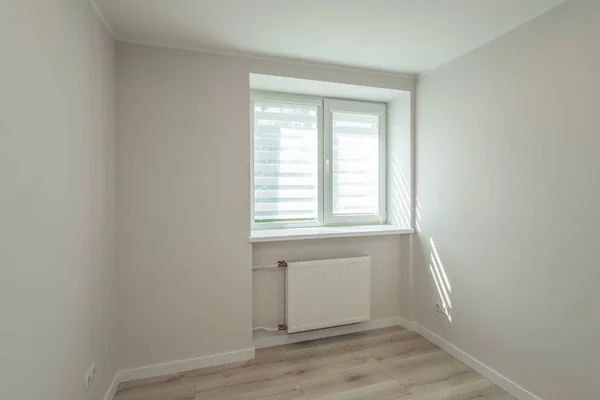 Lägenhet efter renovering. Modern ljus interiör av rum utan möbler. Parkettgolv. Ingen. — Stockfoto