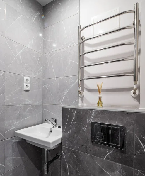 Moderno interno del bagno in appartamento di lusso. Mattonelle di marmo grigio. Lavello bianco. Bastoncini aromatici. — Foto Stock