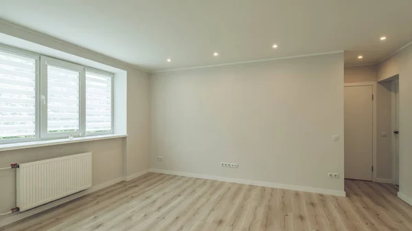 Nutida ljusa interiör i tomt rum. Lägenhet efter renovering. Beige parkettgolv. Vita väggar. — Stockfoto