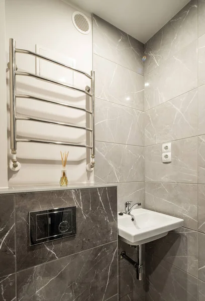 Současný interiér koupelny v moderním bytě. Šedé mramorové dlaždice. Bílý dřez. — Stock fotografie