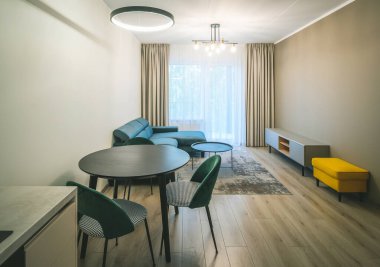 Stüdyo dairedeki oturma odasının modern ışığı. Mobilya.