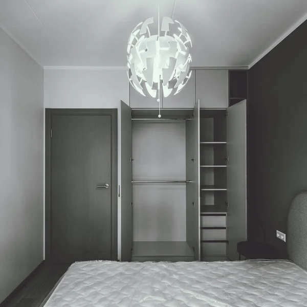 Modern inredning. Sovrum i lägenhet. Beige vägg. Ny madrass på sängen — Stockfoto