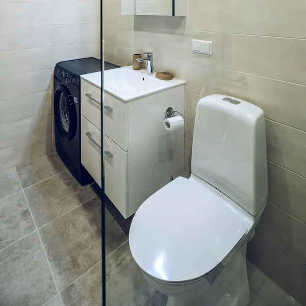 Moderne Einrichtung des Badezimmers in der Wohnung. Weiße Toilette und Waschbecken. — Stockfoto