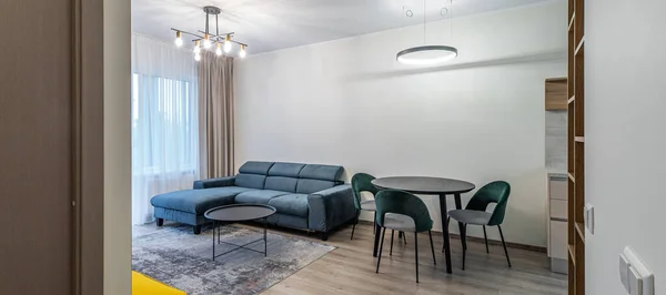 Stüdyo dairedeki oturma odasının modern ışığı. Mobilya.