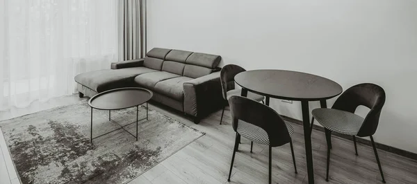 Modern ljus interiör i studio lägenhet. Vardagsrum med möbler. — Stockfoto