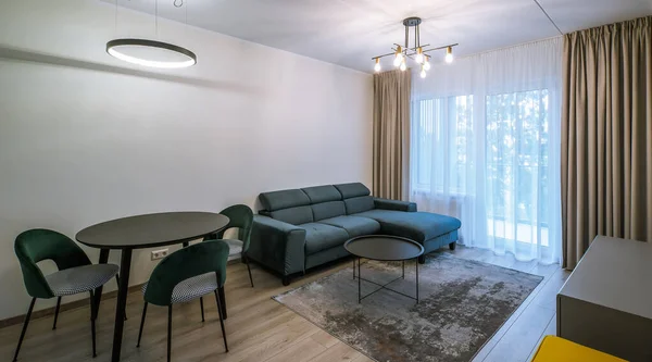 Современный светлый интерьер гостиной в однокомнатной квартире. Мебель. — стоковое фото