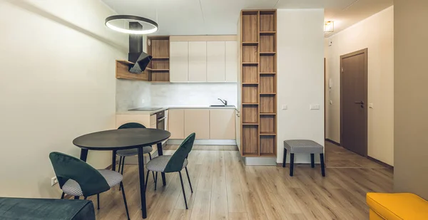 Nowoczesne światło wnętrza studio apartamentu. Kuchnia. Pokój dzienny. — Zdjęcie stockowe