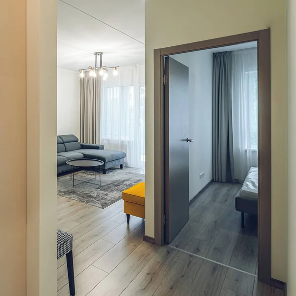 Moderní světlý interiér obývacího pokoje v apartmánu. Zavřené dveře. — Stock fotografie