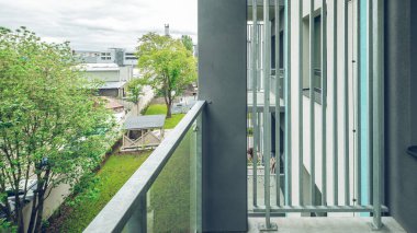 Lüks konut kompleksinde balkon. Modern tasarım. Metal disk bölümü.