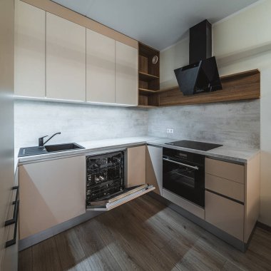 Fırınlı yeni bej mutfağın modern iç tasarımı. Ahşap raflar.