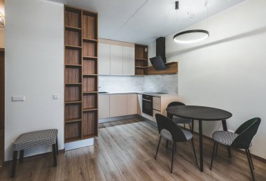 Stüdyo dairenin modern ışıklandırması. Mutfağa. Oturma odası.