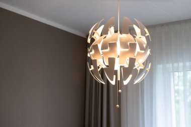 Yakın plan modern dizayn avize ile yanan lamba.