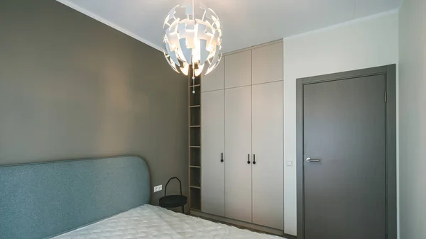 Modern interieur. Slaapkamer in appartement. Beige muur. Nieuwe matras op bed — Stockfoto