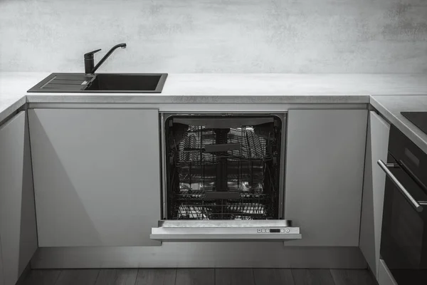 Μοντέρνο εσωτερικό κουζίνας σε μπεζ τόνους. Μαύρος νεροχύτης. Άνοιγμα πλυντηρίου πιάτων — Φωτογραφία Αρχείου