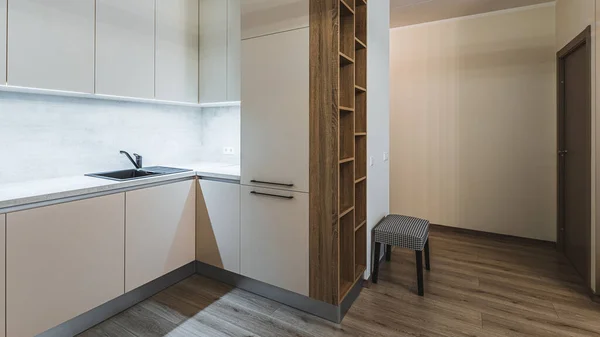 Interior modern. Dapur di apartemen. Lemari beige. Rak kayu.. — Stok Foto