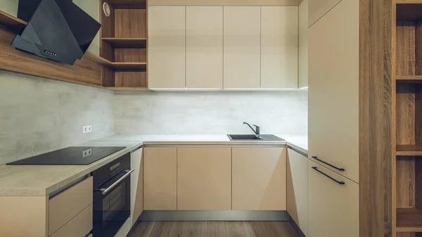 Interior moderno da nova cozinha bege com forno. Prateleiras de madeira. — Fotografia de Stock