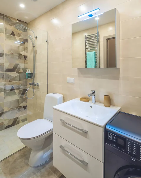 Dairedeki modern banyo odası. Tuvalet ve duş.. — Stok fotoğraf