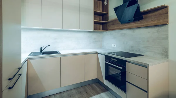 Interior modern dari dapur krem baru dengan oven. Rak kayu.. — Stok Foto