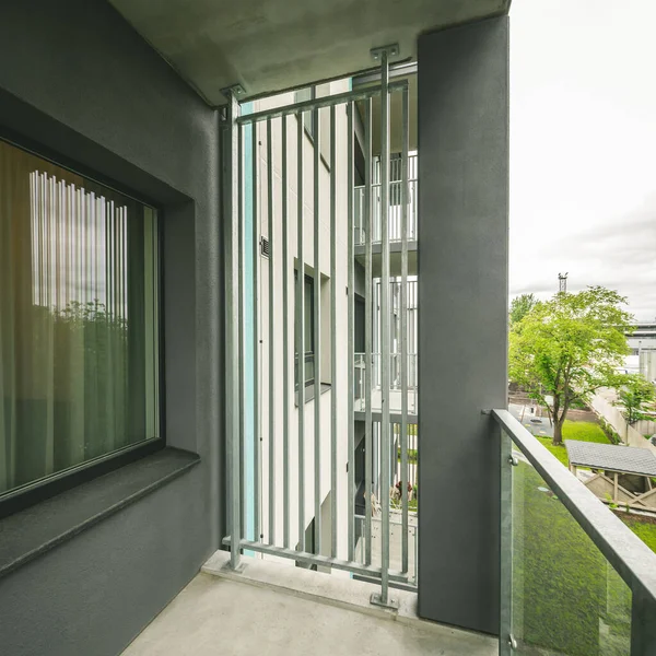 Lüks konut kompleksinde balkon. Modern tasarım. Metal disk bölümü.