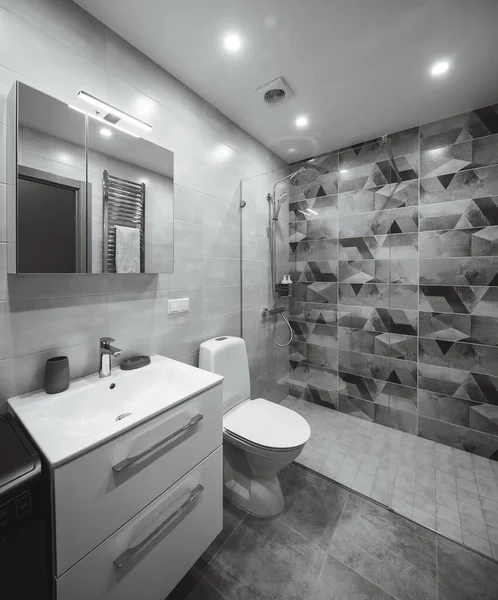 Interno moderno del bagno in appartamento. WC e doccia. — Foto Stock