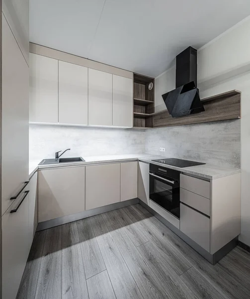 Interior moderno de la nueva cocina de color beige con horno. Estantes de madera. — Foto de Stock