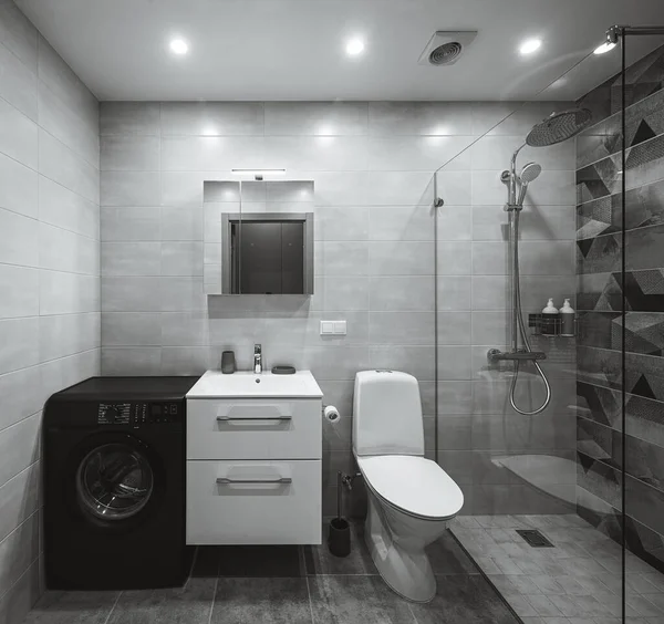 Interno moderno del bagno in appartamento. WC e doccia. — Foto Stock