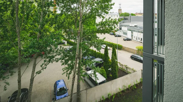 Вид на парковку с балкона квартиры в современном жилом комплексе. — стоковое фото