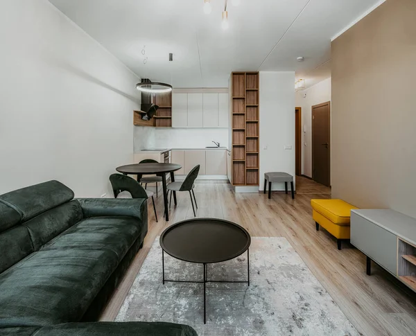 Moderní světlý interiér studio apartmánu. Kuchyň. Obývací pokoj. — Stock fotografie