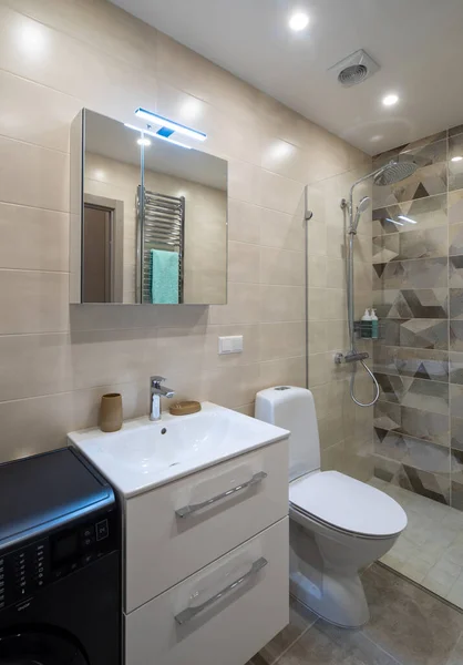 Interior moderno do banheiro no apartamento. WC e chuveiro. — Fotografia de Stock
