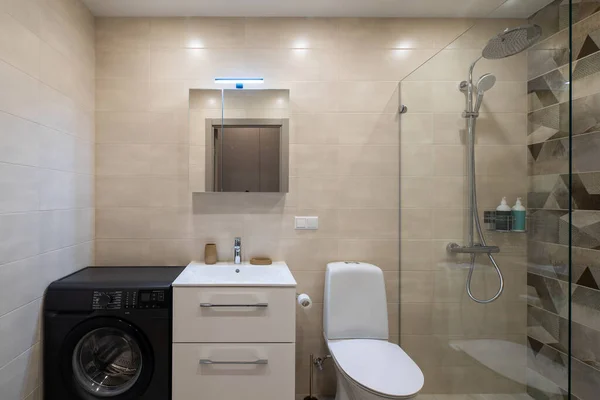 Moderne Einrichtung des Badezimmers in der Wohnung. Toilette und Dusche. — Stockfoto