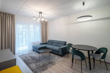 Stüdyo dairedeki oturma odasının modern ışığı. Mobilya.