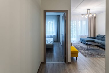 Safranın içinde, oturma odasının modern ışığı. Kapalı kapı.