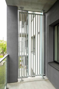 Lüks konut kompleksinde balkon. Modern tasarım. Metal disk bölümü.