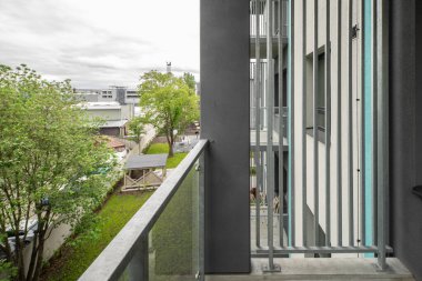 Lüks konut kompleksinde balkon. Modern tasarım. Metal disk bölümü.