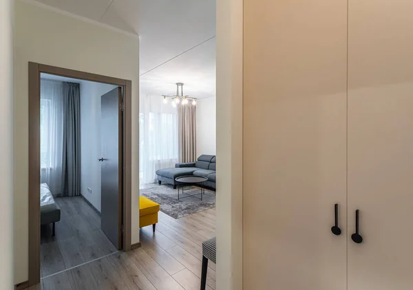 Moderní světlý interiér obývacího pokoje v apartmánu. Zavřené dveře. — Stock fotografie