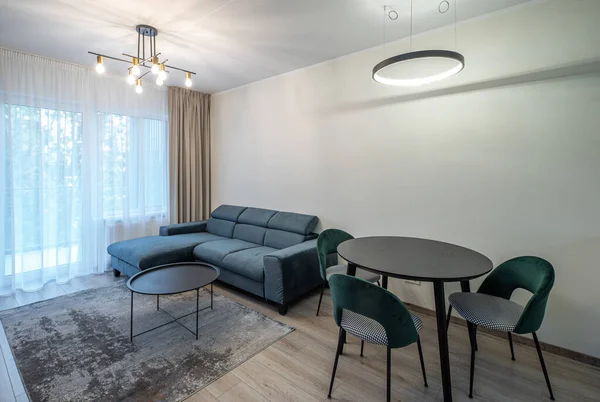 Сучасний світловий інтер'єр квартири-студії. Вітальня з меблями . — стокове фото